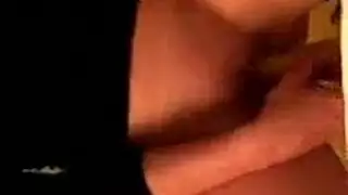 نمرة مدبوغة تبتلع قضيباً صلباً ضخماً بعمق