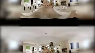 حركة ثلاثية في الواقع الافتراضي: حبيبتان وقضيب عملاق