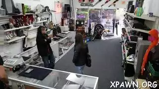 جلسة مص للقضيب تتحول إلى نيك عنيف على الشرفة