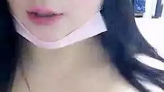 فتاة وقحة ترتدي اللاتكس ترقص ثم تمص عدة رجال لأجل المال