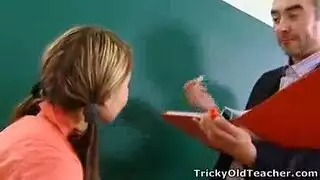 طالبة مشاغبة تحصل على درجات إضافية من قضيب الأستاذ أكشن فصل إباحي