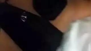 تتمتع نساء الأبنوس الساخنة بالكثير من المرح مع بعضهم البعض ومع رجلهم