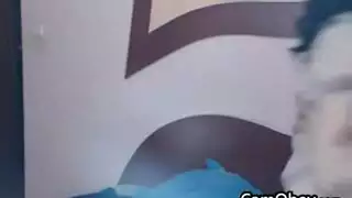 مشهد فردي صريح: امرأة ترتدي حزام جارتر وجوارب شبكية تمارس الجنس بعنف مع ديلدو