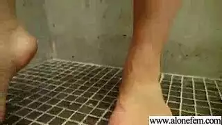 خاضعة مقيدة تنك في مشهد جنس خشن على الكرسي