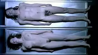 فرانشيسكا تأخذ قضيبًا بينما تدلك مهبلها العاري