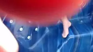جماع علني: وضعية الكلب بجانب حوض الماء