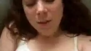 قذف داخلي للعاهرة ذات العيون الزرقاء في المكتب بعد نيك شديد