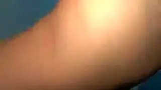 نادلة ضيقة تأخذ قضيبًا قاسيًا في حمام الموظفين
