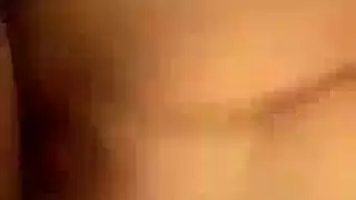 أم مثيرة مخضرة تكشف شقها الطازج الضيق