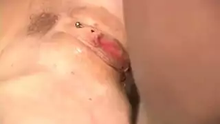 شقراء شقية تخلع الزي المدرسي لجلسة جنسية صارخة مع رجل أصغر