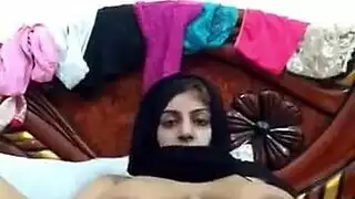 امرأة ممتلئة الجسم مثيرة تتفاخر بجسدها الناعم ولحمها على البث المباشر