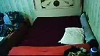 رجل ناضج ملتحي ينيك حلقها بعمق