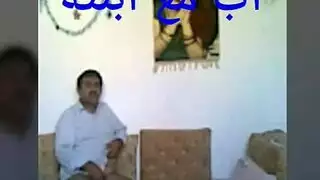 الشاب العربي يسود على المؤخرة الخلفية لزوجته