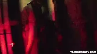 جندي أشقر ينكش ويُرضع قضيبه من قبل فتيات عربيات