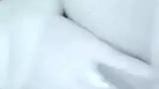 ثدي عربية أبيض كبير يُكشف في هذا المشهد الإباحي الصريح