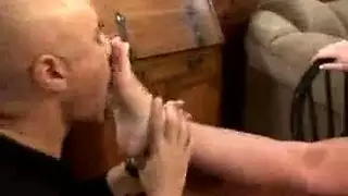 عاهرة شقراء ناضجة تمارس الجنس بقوة مع شاب أصغر، بعيدًا عن الأنظار