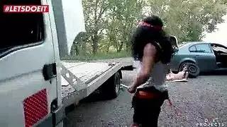 نيك سريع في الكراج: يصلح السيارة ثم ينيكها بشراسة