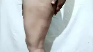 خضوع آسيوية ممتلئة: نينا تُنك في وجهها وهي مرتدية اللنجري