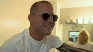 ممثل إباحي ناضج يضرب حفرتين جامعيتين ضيقتين