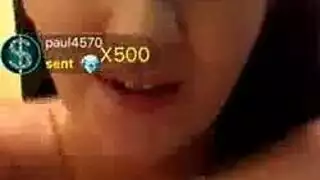 لاتينا يائسة تأخذ عدة أعضاء ذكورية في مشهد إباحي صريح