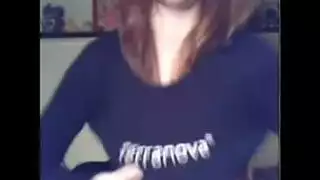 عاهرة المصنع القذرة تظهر ثدييها الموشومين وتأخذ السائل المنوي