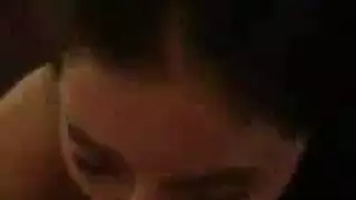 راقصة سمراء مثيرة تُتَخَيَّل في سيناريوهات جنس فموي صريح