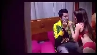 مراهقة نوبية مثارة ترتدي نظارات تُمنى بإصبعين