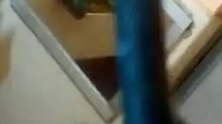 جنس شرجي على السلالم: الفتاة المشاغبة تتدفق في نشوة شديدة