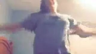 فتاة مراهقة مفلسة تُضرب بقوة