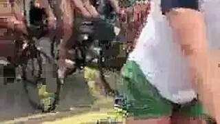 خيانة التدليك الشهوانية: الأزواج المتبادلة تمارس الجنس على الطاولة