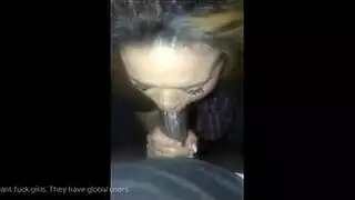 خيال جماعي: فتاة تأخذ عدة قضبان في مشهد صريح