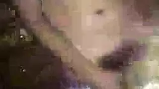 حلوة شقراء تركب قضيبًا سميكًا في مشهد بورنو قاسي