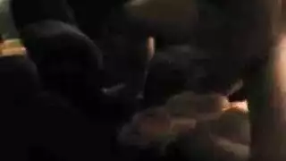 فتاة روبوتية آسيوية تسيطر على المبتدئ بجنس فمي عميق