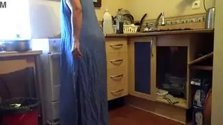 جلسة سريعة في المطبخ: زوجة الأب تداعب زوجة الابن بالتبني حتى النشوة