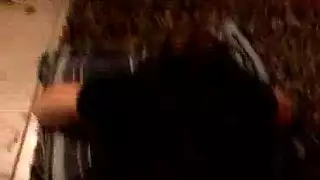 زميل الغرفة المدمر للدماغ يأخذها بقوة من الخلف