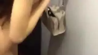 جنس في الحمام الآسيوي: ضرب مهبل واقف للعاهرة الصينية المتلهفة