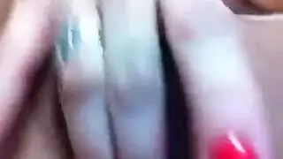 فتاة مثيرة تصور نفسها وهي تداعب مهبلها الضيق