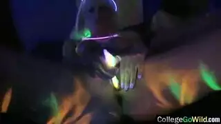 نكاح حيوان: فتاة صغيرة تأخذ ذكر حصان